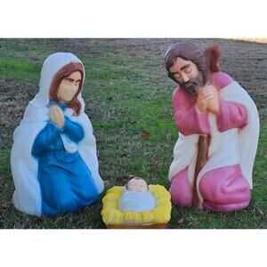 Add a touch of 1960's vintage charm to your Christmas decor with this beautiful